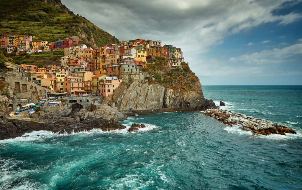 Top 5 Best Books to read while traveling: image of Manorolo Cinque Terre Italy