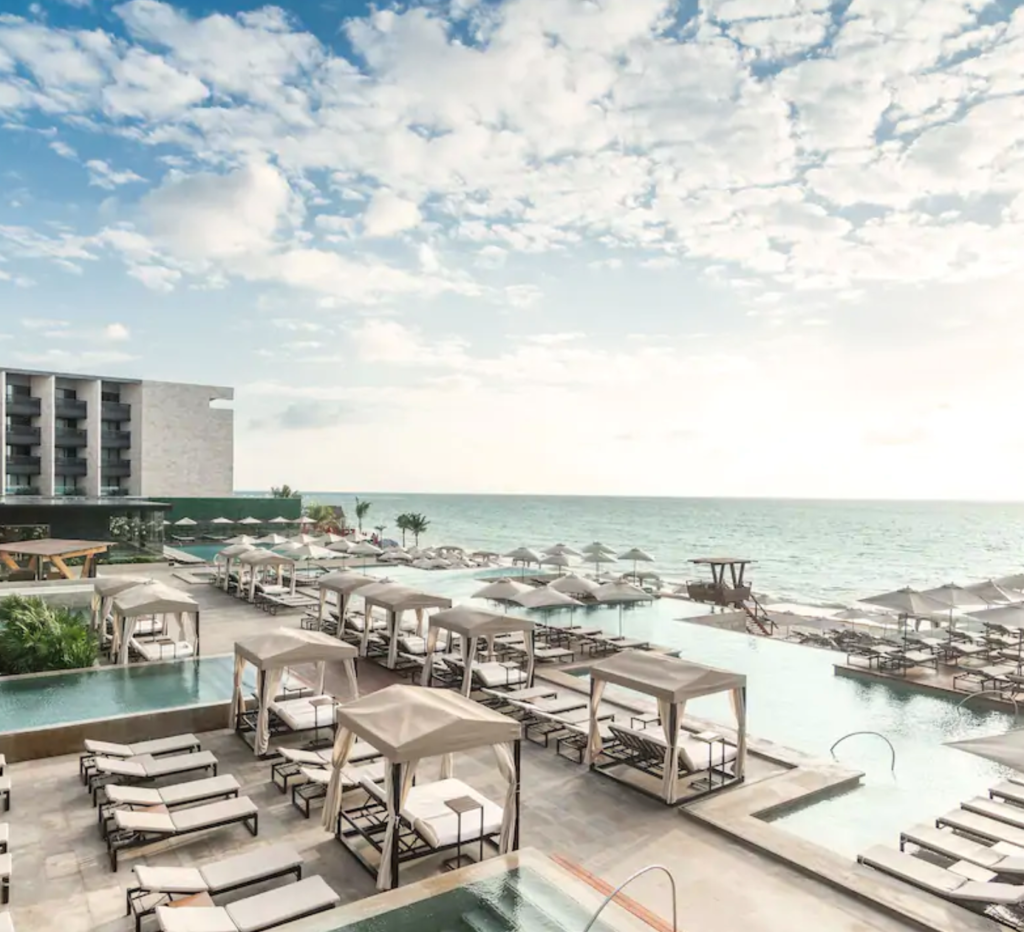  featured by top US travel blog Points With Q, image: Grand Hyatt Playa del Carmen Pool